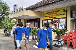 Mabuk saat Beraksi, 4 Pembobol Toko di Dlingo Ini Sembunyikan Rokok Curian di Cino Mati<