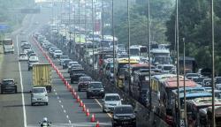 Puncak Bogor Macet Panjang, Wisatawan Duduk di Jalan Menunggu Kendaraan Bergerak