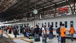 Viral Penumpang KA Diturunkan di Stasiun Purwokerto Gegara Belum Booster, Ini Penjelasan PT KAI<