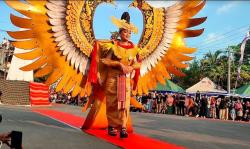 Demam Citayam Fashion Week, Kaum Muda Lotim Meriahkan Karnaval Tenun Pringgasela