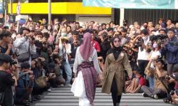 Tak Kalah dengan Citayam, Begini Kemeriahan Muria Fashion Week di Alun-alun Kudus