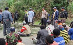 Tabrak Lari Akibatkan Pemuda Tewas, Keluarga Korban Palang Jalan Trans Wamena-Tolikara 