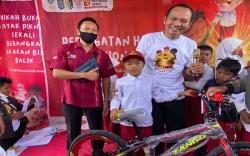 Kemensos Salurkan Bantuan Atensi untuk 370 Anak di Kaki Gunung Rinjani, Ada Doorprize Sepeda<