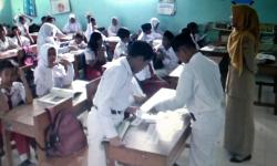 Anak SD yang Paksa Kakeknya Mengemis hingga Viral Kembali Sekolah, Begini Aktivitasnya<