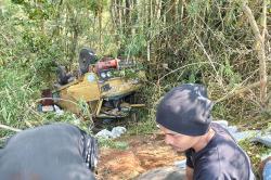Truk Masuk Jurang di Jalur Maut Bukit Bego Imogiri-Dlingo, 3 Orang Dibawa ke RS