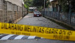 Lokasi Tembok Roboh pada Proyek Revitalisasi GOR Mampang Dipasang Garis Polisi