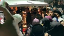 Tangis Keluarga Pecah, Jenazah Bendahara KONI Kayong Utara Korban Pembunuhan Tiba di Rumah