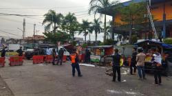 Tidak Ada Angin dan Hujan, Tiang Listrik Tiba-Tiba Roboh Timpa Pengendara Motor di Lembang KBB<