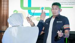 Detik-Detik Menteri Sandiaga Uno Disemprot Emak-Emak di Aceh