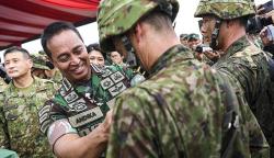 Momen Jenderal Andika Sematkan Brevet Wing Penerjun kepada Tentara Jepang