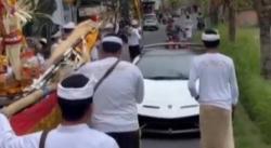 Papasan Iring-iringan Upacara Lamborghini Seharga Rp22 Miliar Pilih Mundur, Netizen: Respect Buat yang Nyetir