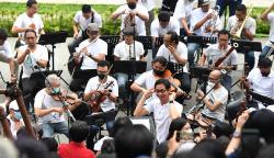 Addie MS - Twilite Orchestra Hibur Pengunjung Pusat Perbelanjaan Sarinah