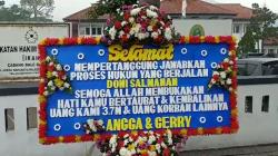 Sidang Doni Salmanan, Ada Karangan Bunga dan Spanduk Para Korban di PN Bale Bandung<