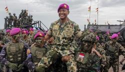 Warga Kehormatan Korps Marinir, Jenderal Andika Dipanggul Prajurit Baret Ungu