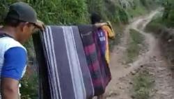 Viral Video Korban Terjatuh di Cianjur Ditandu Sejauh 1,5 Km gegara Tak Dijemput Ambulans