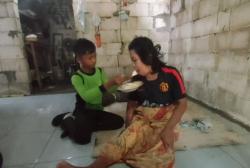 Viral Bocah SD di Banten Kerap Bolos Sekolah, Ternyata Rawat Ibunya yang Lumpuh