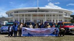 Bantuan Sembako 1,2 Ton dan Rp200 Juta Dibagikan kepada Korban Embun Beku di Distrik Kuyawage