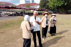  Ganjar Pranowo Hadiahi Laptop Mahasiswi Baru UGM Penyandang Tunanetra<