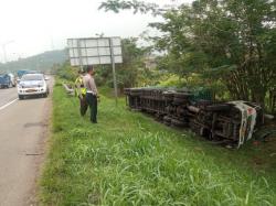 Truk Terperosok di Tol Tangerang-Merak, 1 Orang Tewas