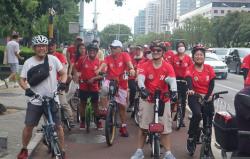 Peringati HUT Ke-77 RI, WNI Bersepeda Keliling Beijing 77 Km