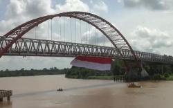 Bendera Merah Putih Ukuran Raksasa Berkibar di Jembatan Kahayan Palangka Raya