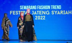 Bak Model, Begini Gaya Istri Ganjar Pranowo di Atas Catwalk Semarang Fashion Trend 2022<