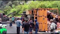 Ngeri, 2 Tewas dan 7 Luka akibat Fuso Hantam Minibus di Jalur Gentong Tasikmalaya <