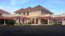 Sejarah Gedung Grahadi: dari Rumah Kebun 1795 hingga Terbakar dalam Kerusuhan 2025<