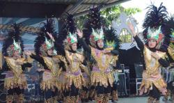  Rayakan HUT Sekolah, Puluhan Guru dan Karyawan SMA Menari Kolosal di Hadapan Siswa