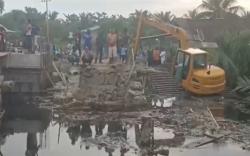 Jembatan Antardesa Ambruk usai Dilewati Ekskavator, Warga Ngamuk Nyaris Bakar