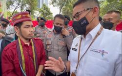  Didemo Soal Kenaikan Tiket Pulau Komodo, Sandiaga Uno Ajak Anak-Anak Muda Labuan Bajo Ngopi Bareng
