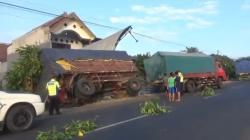 Truk Gandeng Oleng lalu Tabrak Teras Rumah Warga Sumobito Jombang