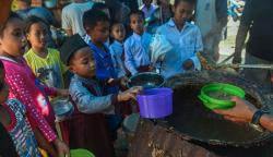 Bagi-Bagi Bubur Asyura Memperingati 10 Muharam 1444 H di Palembang<