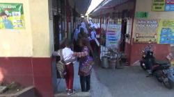 Segel SDN Bunisari Ngamprah KBB Dibuka, Siswa Gembira Bisa Kembali Belajar<