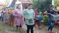 Lucu, Emak-Emak di Indramayu Latihan Marching Band Pakai Perabot Dapur
