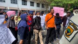 Tuntut Pembatalan PGB, Puluhan Pedagang Cingcau Kepung Kantor Dinas Perkimtan