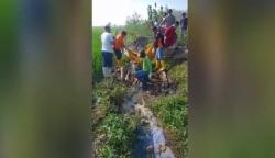 Mayat dalam Terpal Saluran Air Gegerkan Warga Jombang
