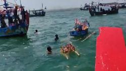 Nelayan di Kendal Gelar Sedekah Laut, Miniatur Kapal Berisi Sesaji Dilarung