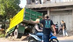 Diduga akibat Tumpahan Oli, Truk Terbalik di Jalur Tengkorak Gekbrong-Cianjur<