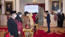 Anugerah Tanda Kehormatan bagi Tenaga Kesehatan yang Gugur Menangani COVID-19 