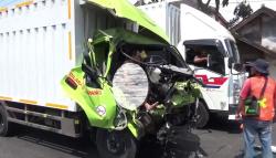 Tabrak Belakang di Jalur Pantura Cirebon, Sopir Tak Berdaya Tergencet Bodi Ringsek<