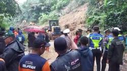 Tebing 40 Meter Longsor Tutup Total Jalur Tasikmalaya-Pangandaran<