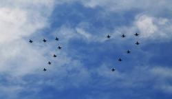 Pesawat Tempur F16 Membentuk Formasi 77 di Langit Terlihat dari Istana Merdeka