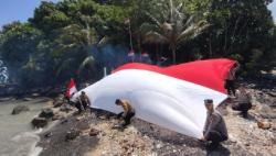 Viral! Pemuda Asal Aceh Bakar dan Robek Bendera Merah Putih 