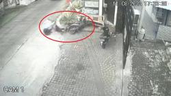 Viral Video 2 ABG di Cisarua KBB Terlempar dari Motor, Diduga akibat Rem Blong<