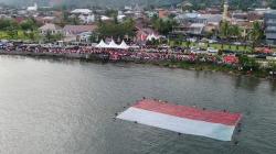 Pertama di Indonesia, Bendera Merah Putih Raksasa Dikibarkan di Teluk Mamuju<