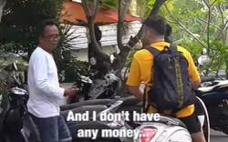 Viral Seorang Bapak Dapat Rp10 Juta usai Tolong Bule Kehabisan Bensin, Endingnya Bikin Haru