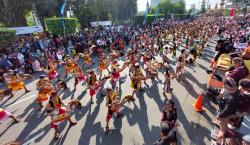 Keren, Ribuan Warga Ikut Menari Jaranan dengan Seniman Desa di Simpang Lima Semarang