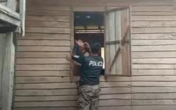 Pria Gangguan Jiwa Ngamuk Ancam Warga Pakai Sajam, Diamankan Malah Peluk Petugas