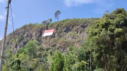 Wow, Bendera Merah Putih Raksasa Berkibar di Tebing Gunung Batu Lembang KBB<